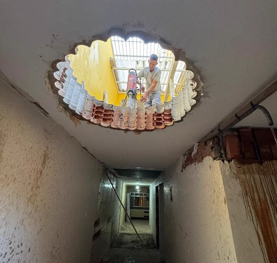 Grande abertura circular em teto com vista para andar superior