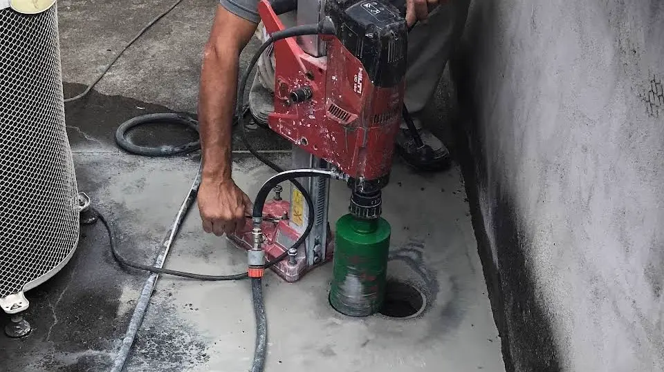 Furo técnico serviço sendo executado com precisão