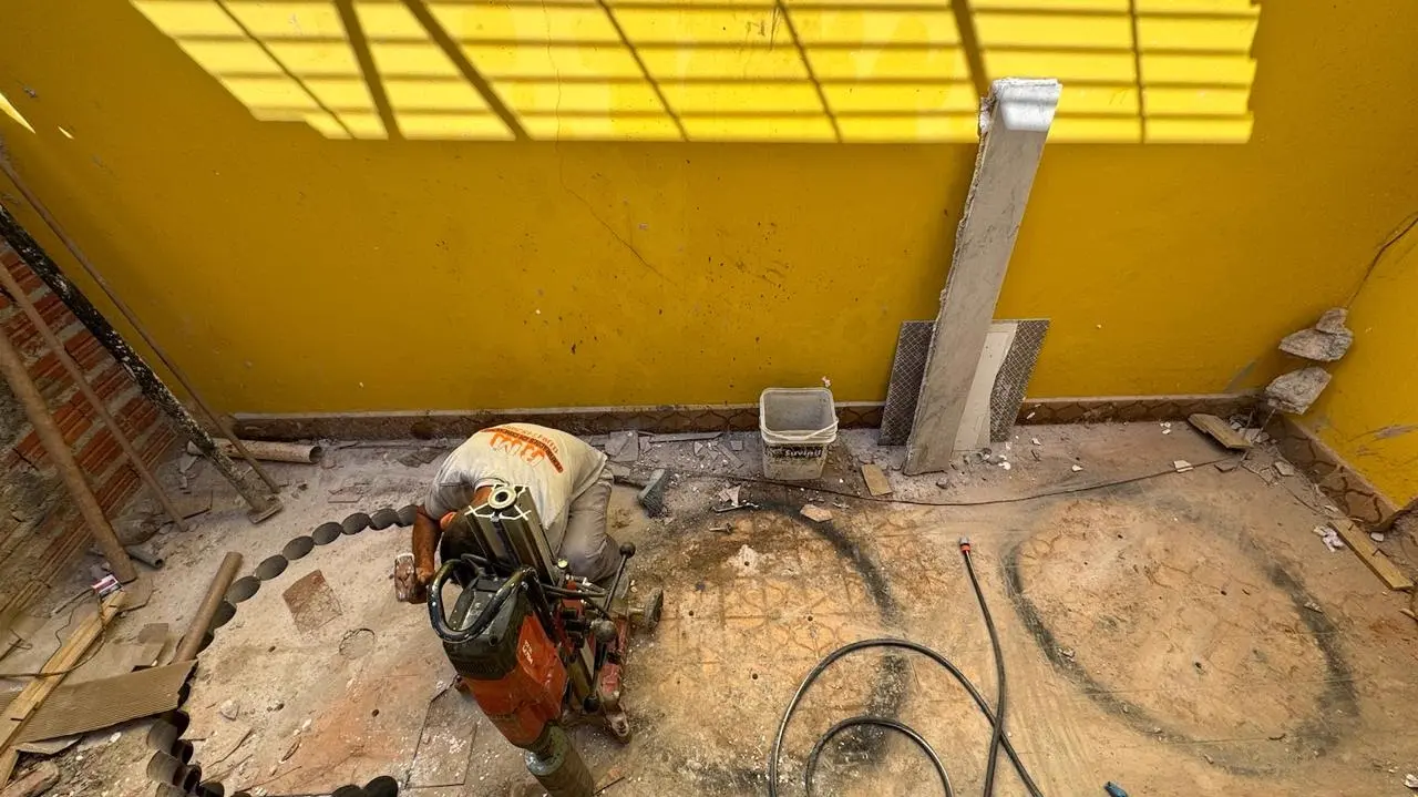 Perfuração estrutural em ambiente com parede amarela